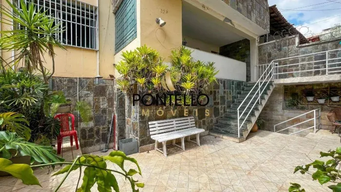 Casa com terreno de 460 m² no Serra, árvores frutíferas, quintal amplo e casa de fundos pa
