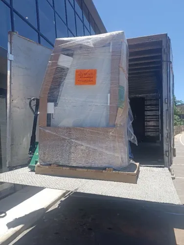 Transporte com Caminhão baú Plataforma Elevatória 