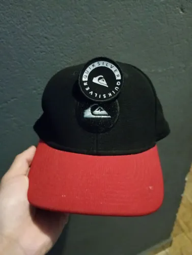 Boné Quiksilver preto e vermelho sai a logo 