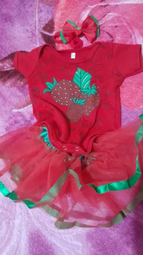 Roupinha de bebe pra mes versario morango