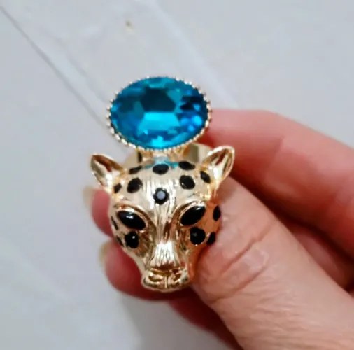 Anel leopardo com pedra azul. 