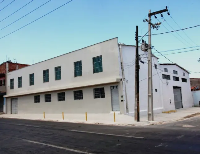 Alugo galpão na Avenida Dos Africanos