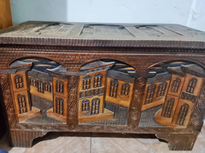 Lindo Baú talhado em madeira VENDA URGENTE 