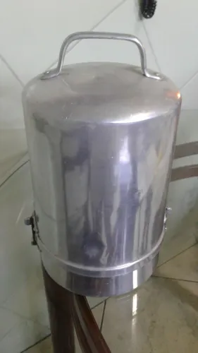 Conjunto 4 Marmitas redondas alumínio marca Chaleira. Capa alumínio com alça.