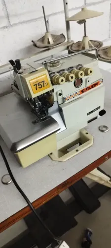 Máquina de costura interlock Siruba 757D