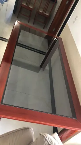 Mesa de madeira com tampo de vidro e 5 cadeiras