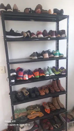 Sapateira com Diversos Calçados