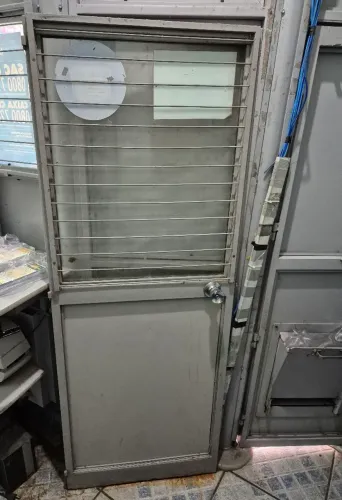 Porta de ferro com grade de proteção