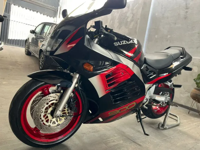 Suzuki RF900 relíquia 