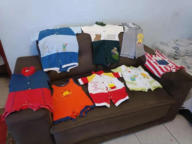 Lote de Roupas de Bebê - Macacões e Bodies