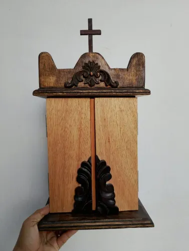 Oratório de madeira 47cmx21cm.