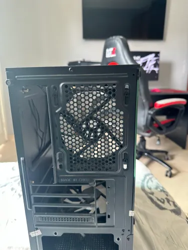 Gabinete da bluecase preto ótimo custo benefício com 3 ventoinhas