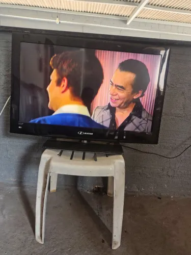 Vendo tv Hbuster de 32 de LED.