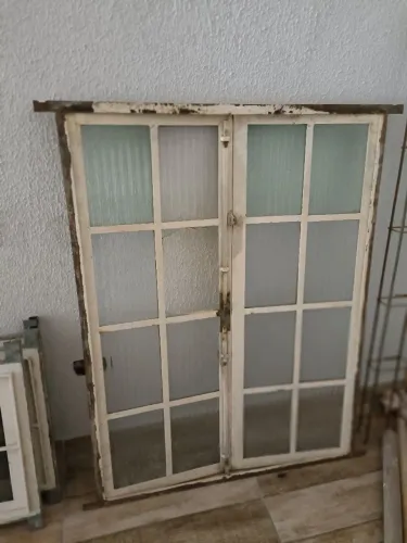 Janelas de ferro com vidros