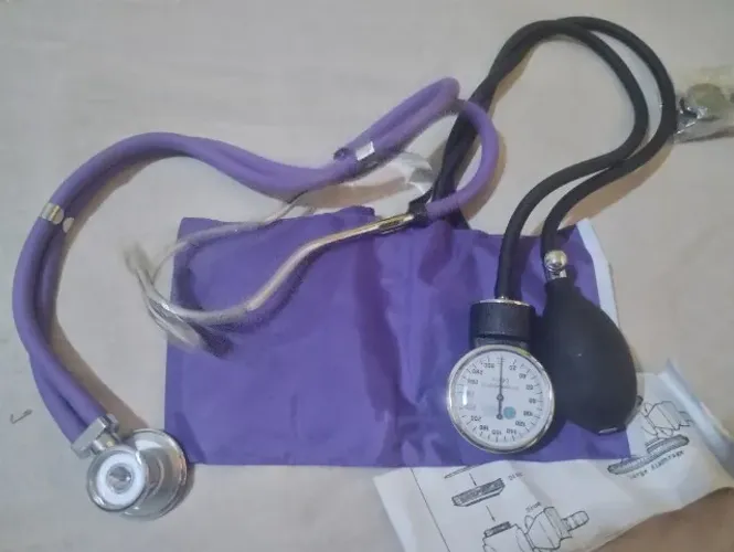 Medidor de pressão com estetoscópio