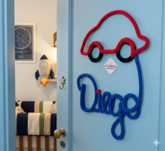 Porta maternidade menino Nome com desenho simples personalizado em tricotin