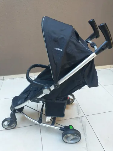 Carrinho de Bebê Kiddo com Bebê Conforto