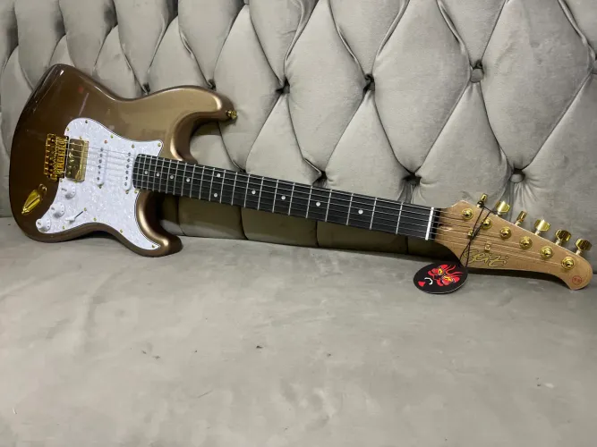 Guitarra Seizi Vintage Budokan HSS ouro envelhecido