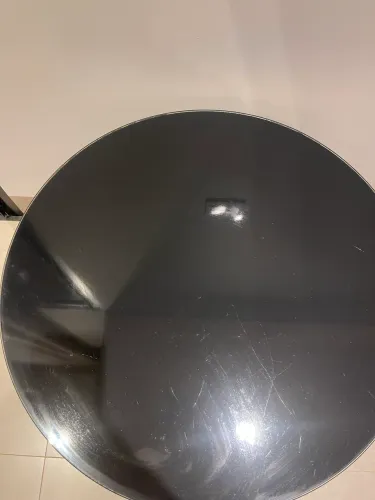 Mesa preta com pés de metal,