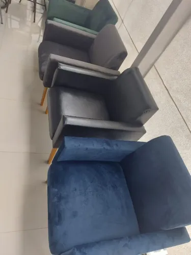 Poltrona Quadrada com Braço Acolchoado
