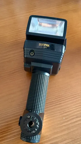 flash eletrônico portátil de empunhadura (tipo tocha), modelo Sunpak G 4500