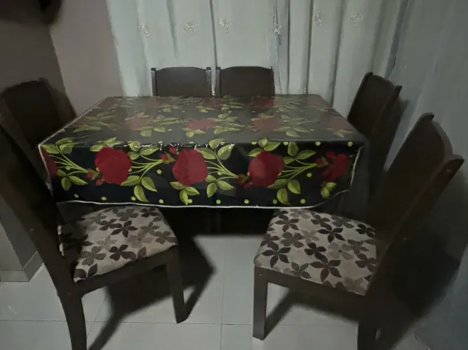 Vendo mesa de madeira com 06 cadeiras