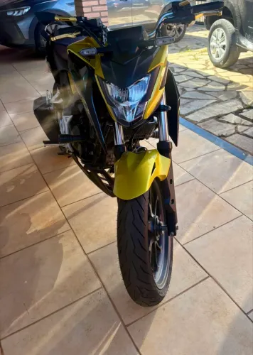 Vendo Honda CB 300F Twister ABS 2024, cor dourada, moto muito bonita, moderna e econômica.