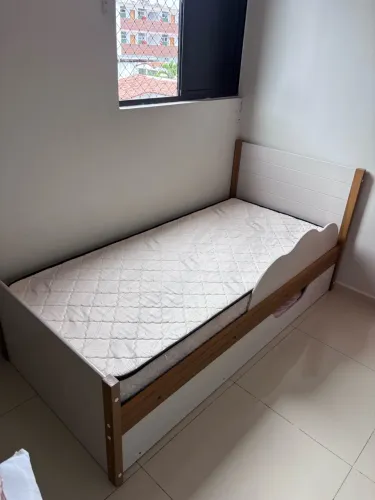 Cama infantil + auxiliar ( acompanha colchão)