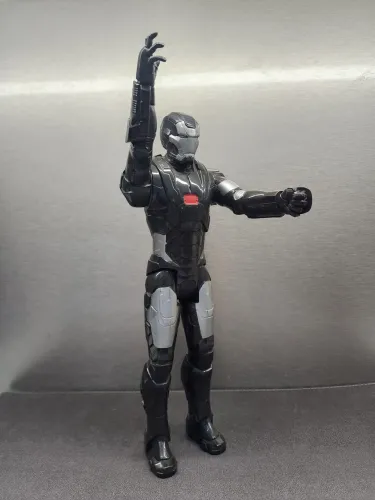 Boneco Marvel Máquina de Combate (War Machine) do Filme Capitão América Guerra Civil 2017)
