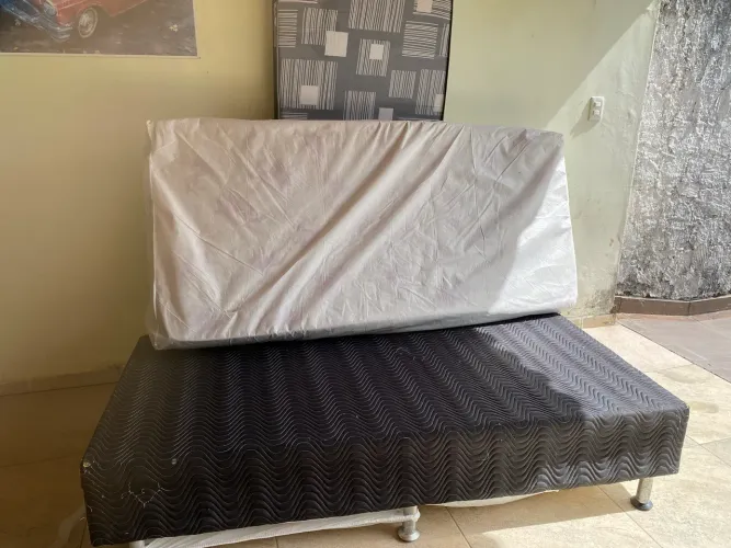 Cama box com 2 colclhoes 