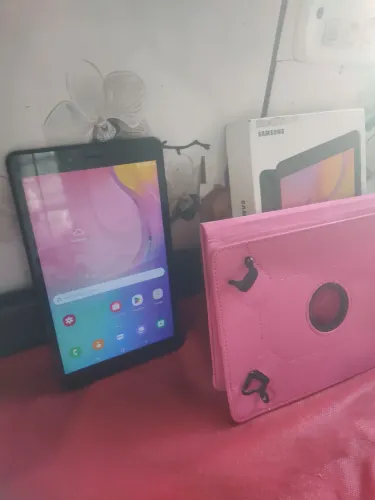Tablet Samsung Tab A ótimo estado bateria dura bastante, só pegar é usar com caixa
