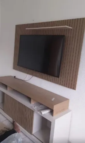 Rack com painel ripado