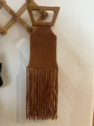 Bolsa em macramê caramelo