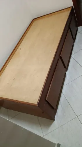 Cama de madeira com gavetas 