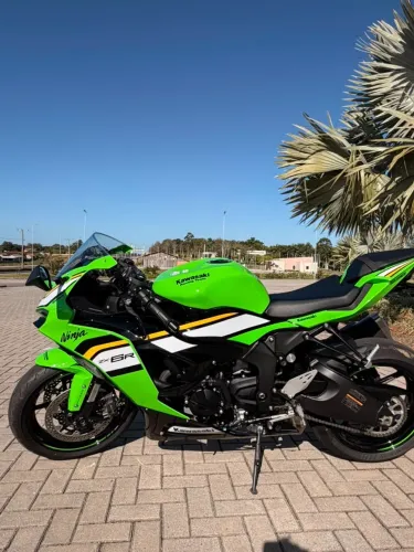 Vende-se ZX6r 3 meses de uso e 1050km.