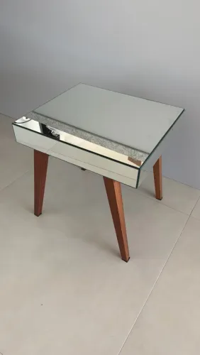 Mesa de canto espelhada