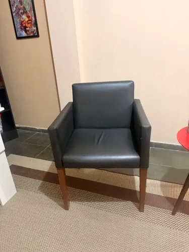 Poltrona Decorativa Preta com Braços Largos