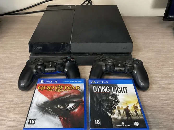 PS4 Fat 500GB + 2 Controles + God of War e Dying Light - R$ 1.350