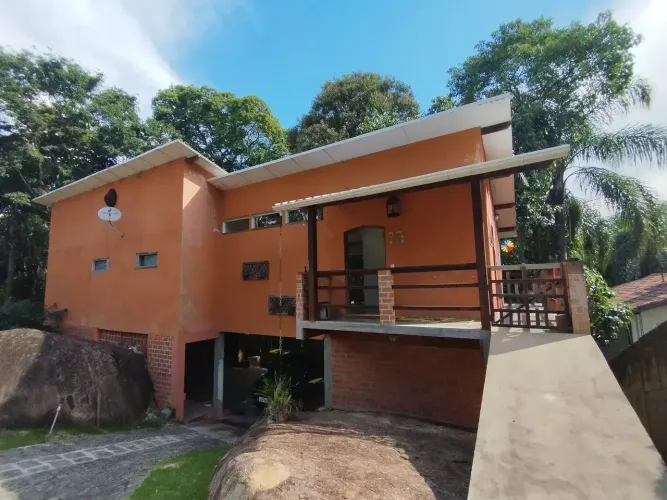 Casa de condomínio para venda tem 200 metros quadrados com 3 quartos