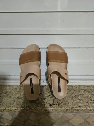 Vendo sandália Melissa tamanho 36, apenas R$50,00.