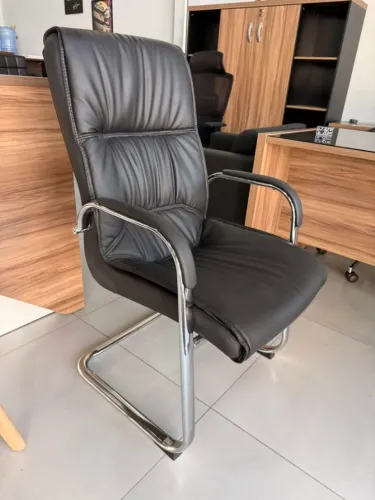 Cadeira Visitante Premium para maior conforto e elegância no seu ambiente de trabalho!