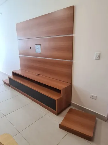 Painel mdf na cor madeira com 2 gavetas preta