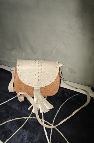 Bolsa de Palha Transversal com Detalhe em Tassel