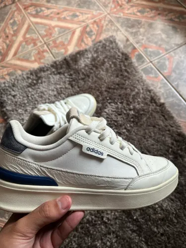 Tênis adidas