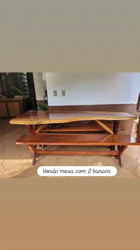 Mesa rústica de madeira maciça 