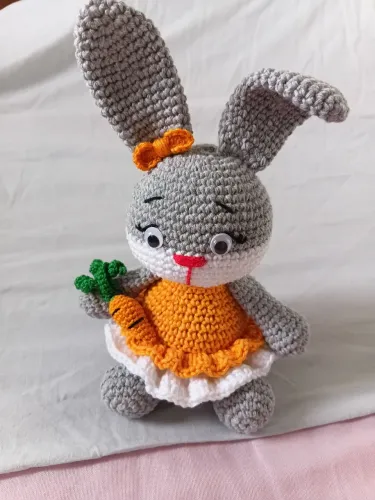 Coelinha de Páscoa crochê (Amigurumi). 