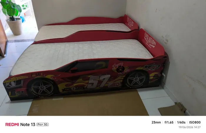 Vendo duas camas carrinhos , semi nova e com o colchão D33 novo , sem nenhuma mancha 
