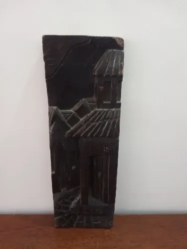 Lindo quadro talhado todo em madeira.