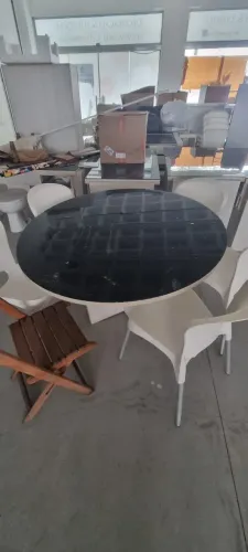 Mesa redonda com tampo de vidro