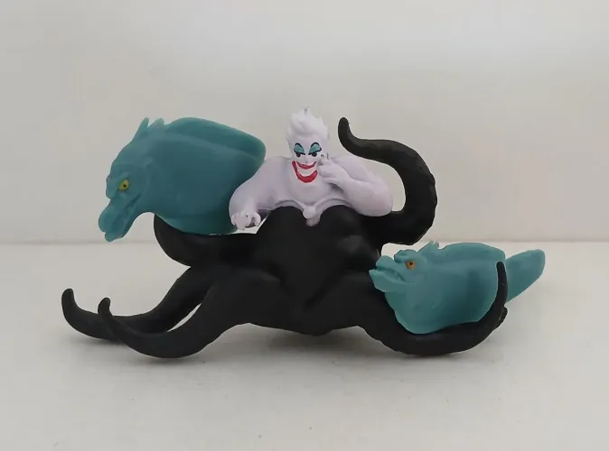 BONECA MINIATURA DISNEY A PEQUENA SEREIA URSULA E SUAS ENGUIAS PEDRO E JUCA ORIGINAIS